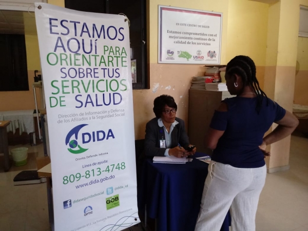 Lidia Cedano ofrece orientaciones a una afiliada durante el operativo móvil en el hospital de Guaymate