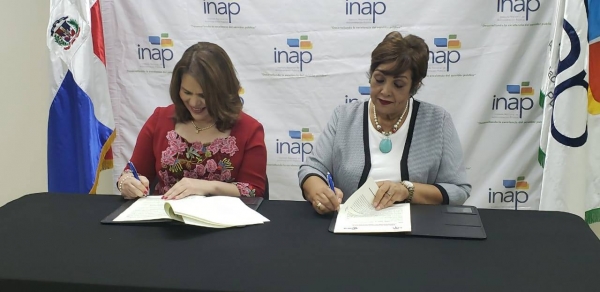 Directoras Josefina Celenia Vidal Peralta del INAP y Nélsida Marmolejos Capellán de DIDA
