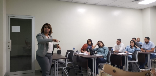 Estudiantes de la Carrera de Ingeniería de INTEC reciben charla sobre el Seguro de Riesgos Laborales