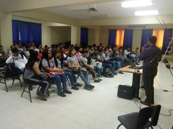 LA DIDA ofrece orientación a estudiantes del Politécnico Industrial Don Bosco en Santiago