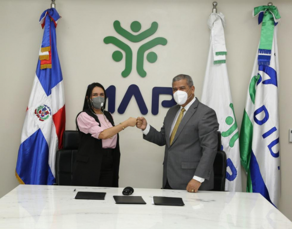 Carolina Serrata Méndez, Directora General de la DIDA y Darío Castillo, Ministro del MAP, firmaron acuerdo para implementar programas educativos a servidores públicos sobre Seguridad Social