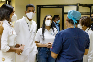Dr. Rafael Almánzar, Cirujano Pediatra Dra. Sandra Pérez, Pediatra Perinatologa Carolina Serrata Méndez, directora general de la DIDA Dr. Clemente Terrero, Dr. Hospital Robert Read Cabral (HIRRC) Lourdes Pereyra, Enc. Atención al usuario HIRRC
