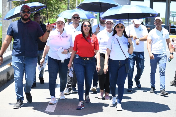 Directora General y Colaboradores de la DIDA, visitan centros de salud para oriental a los afiliados sobre sus derechos durante el asueto de Semana Santa