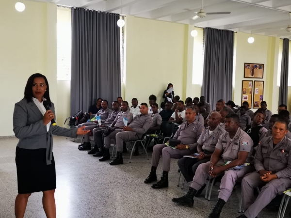 La DIDA ofrece orientación a miembros de la Policía Nacional en Samaná