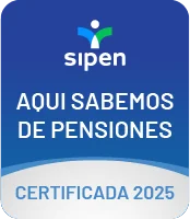 "Insignia rectangular con fondo azul degradado. En la parte superior aparece el logotipo de 'sipen', seguido del texto en letras blancas 'AQUI SABEMOS DE PENSIONES'. En la sección inferior, sobre un azul más claro, se lee 'CERTIFICADA 2025'.