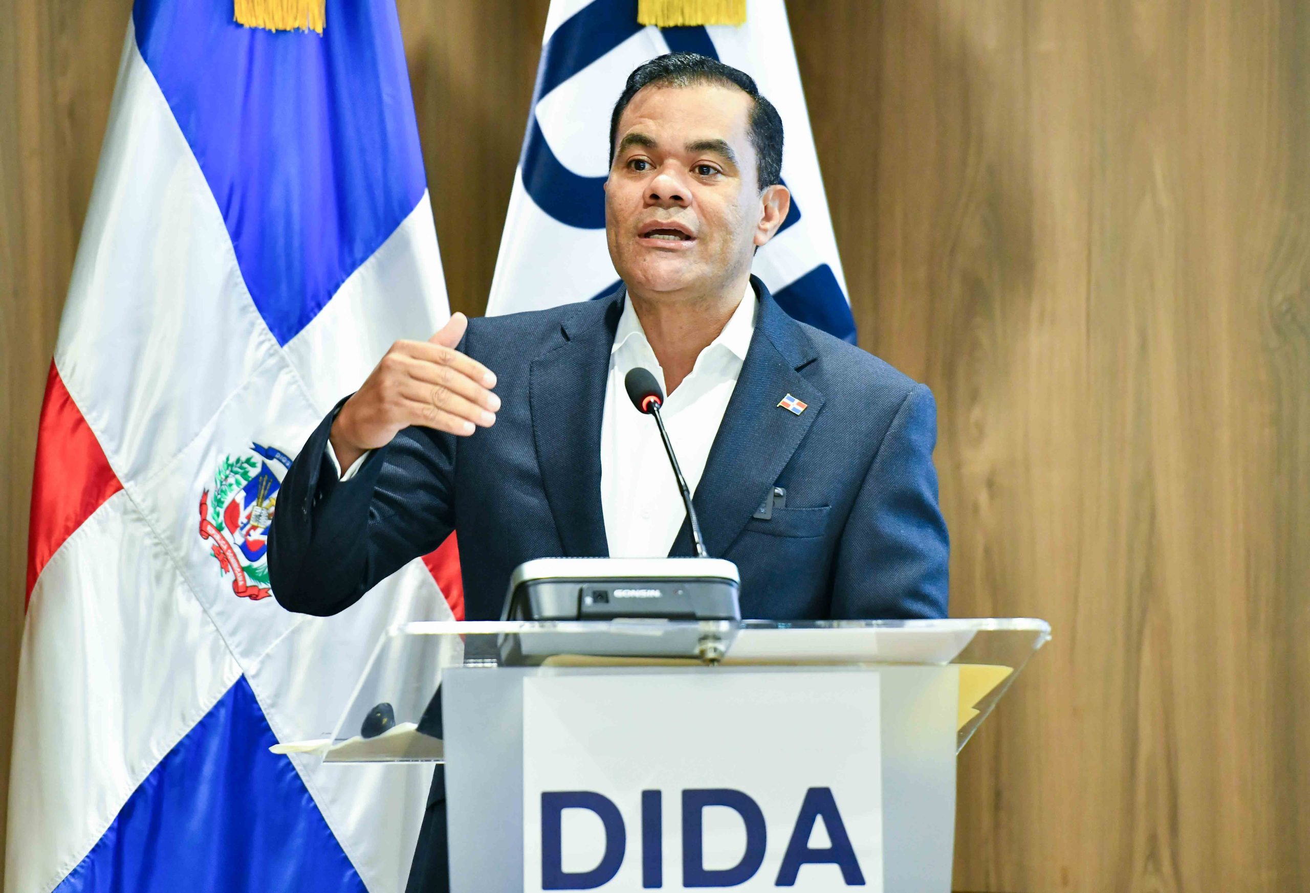FOTO ELIAS BAEZ, DIRECTOR DE LA DIDA ANUNCIANDO NUEVA MEDIDA
