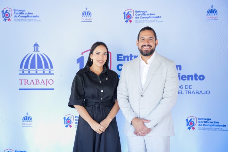 Representantes de la DIDA posan durante el acto de la 16.ª Entrega de Certificación de Cumplimiento del Reglamento de Seguridad y Salud en el Trabajo del Ministerio de Trabajo.