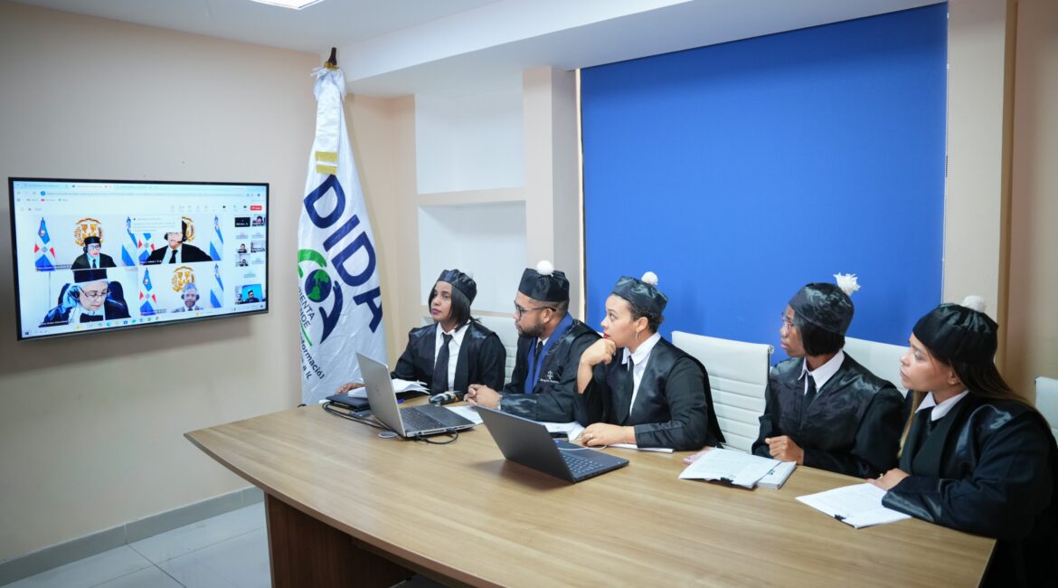 miembros del departamento jurídico reunidos con el tribunal de salud.