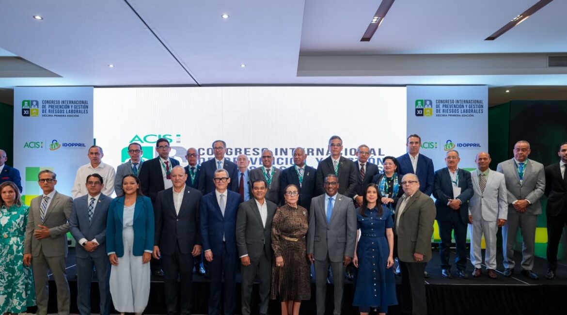 Funcionarios posando en un podio para la apertura del XI Congreso Internacional de Prevención y Gestión de Riesgos Laborales