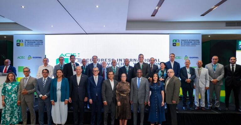 Funcionarios posando en un podio para la apertura del XI Congreso Internacional de Prevención y Gestión de Riesgos Laborales