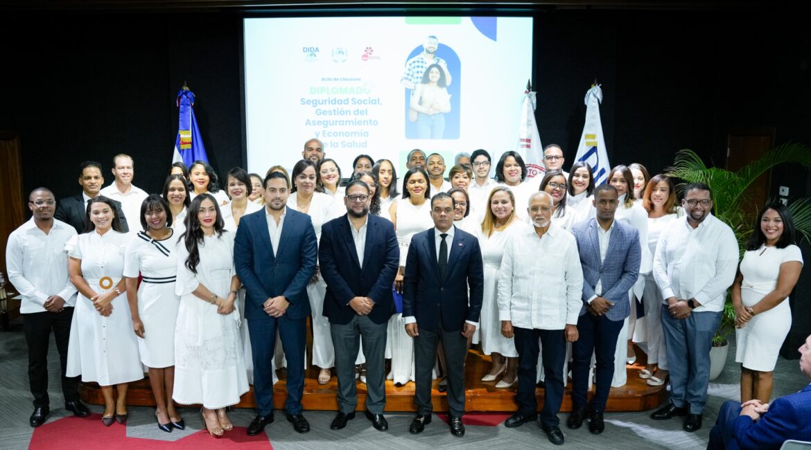 Autoridades de la DIDA e INTEC junto a los graduados del Diplomado en Seguridad Social, Gestión del Aseguramiento y Economía de la Salud durante el acto de clausura