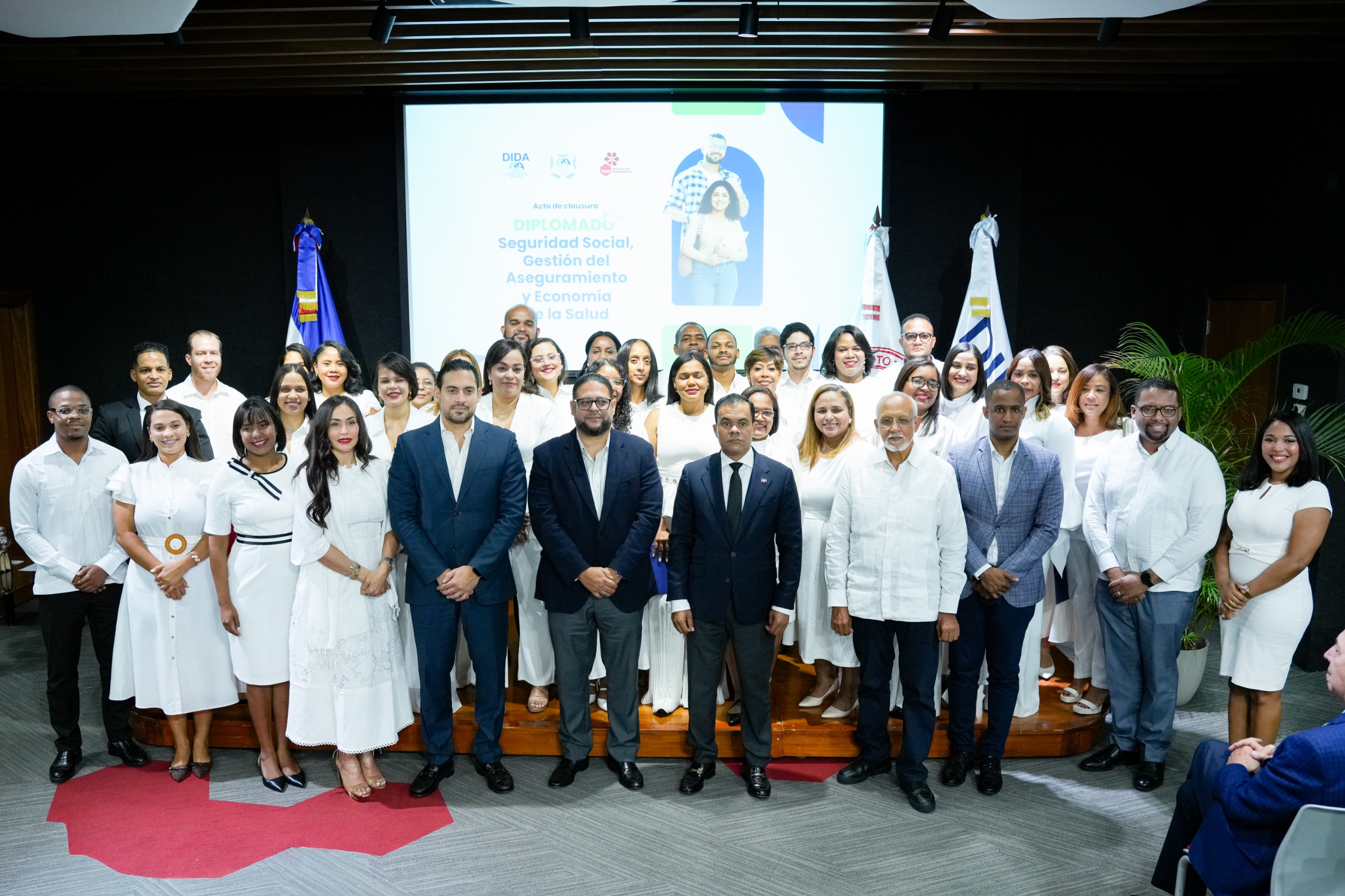 Autoridades de la DIDA e INTEC junto a los graduados del Diplomado en Seguridad Social, Gestión del Aseguramiento y Economía de la Salud durante el acto de clausura