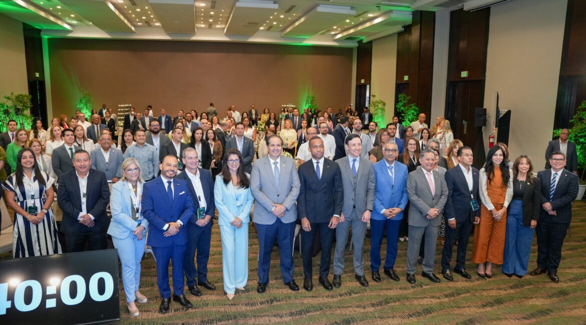 Director de la DIDA posa junto a delegados internacionales durante el FEDEFARMA Annual Summit 2026