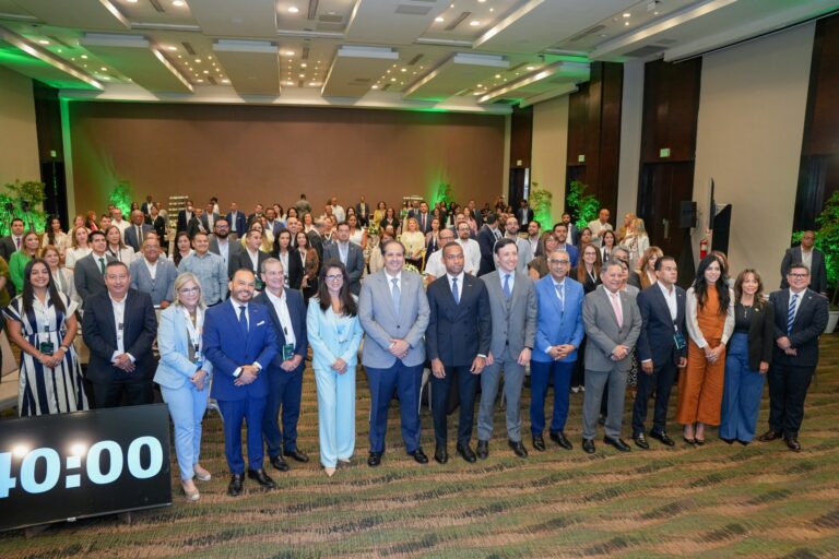 Director de la DIDA posa junto a delegados internacionales durante el FEDEFARMA Annual Summit 2026
