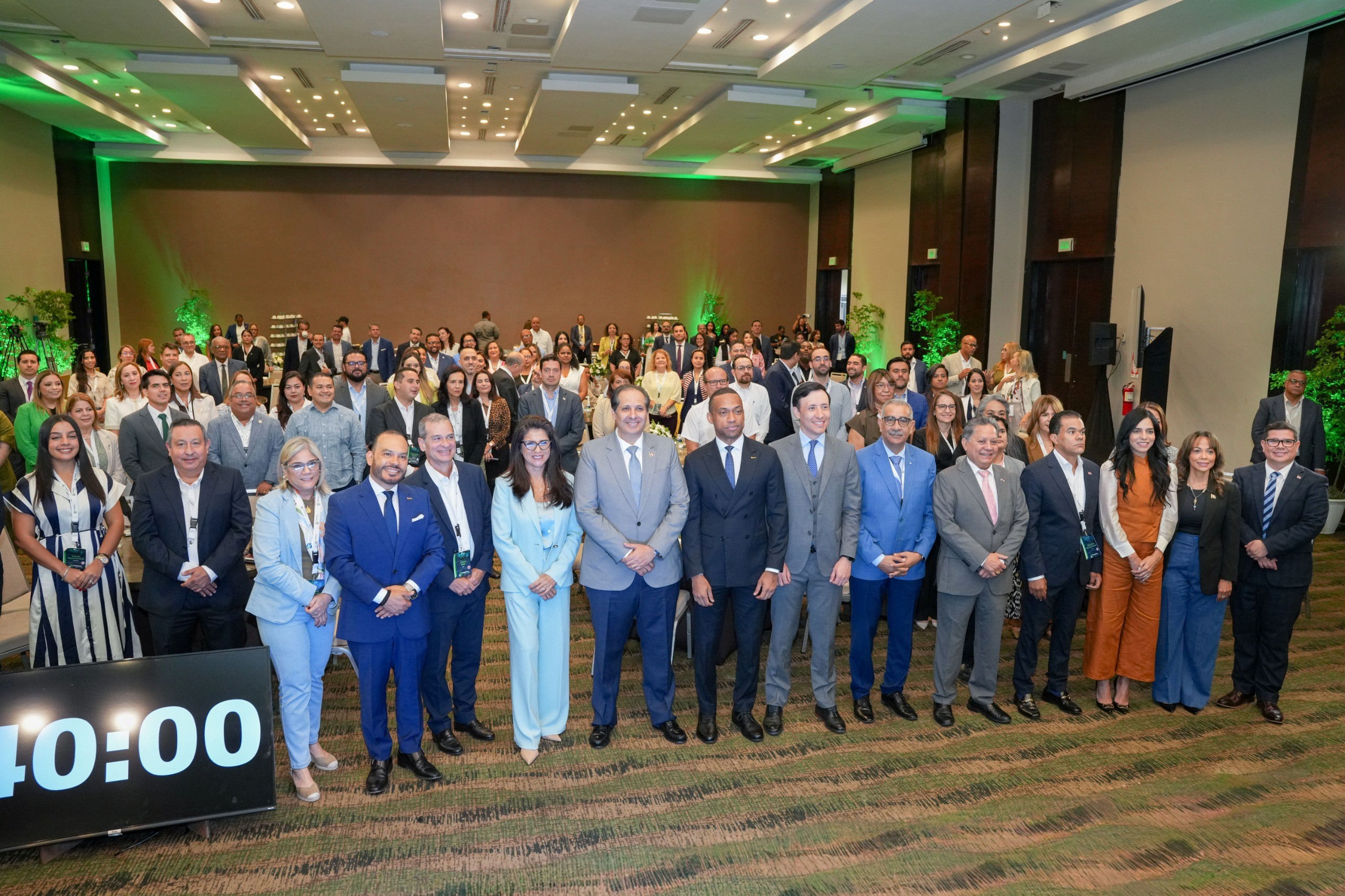 Director de la DIDA posa junto a delegados internacionales durante el FEDEFARMA Annual Summit 2026