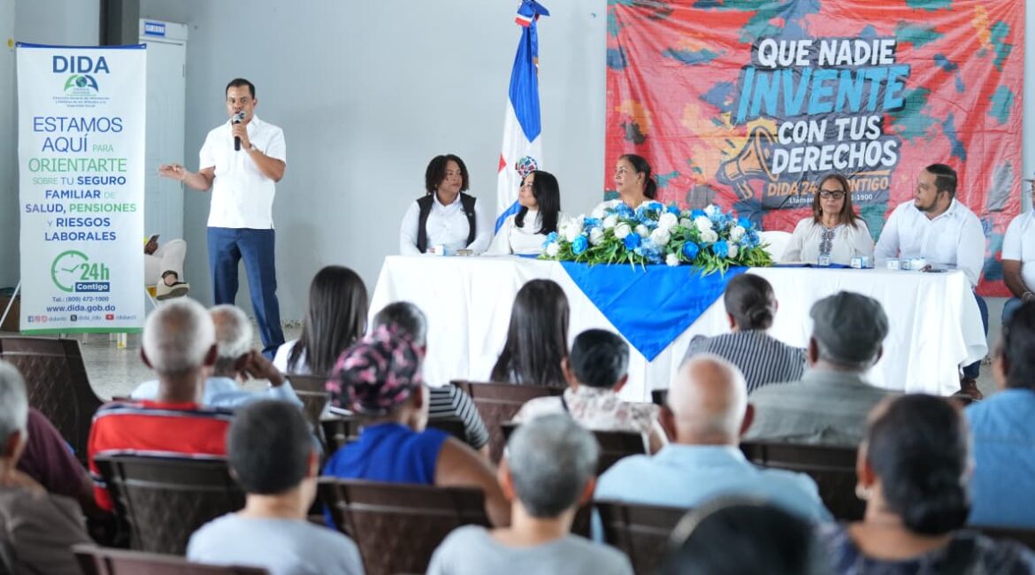 Director de la DIDA orienta a decenas de ciudadanos sobre sus derechos en salud, pensiones y riesgos laborales durante operativo en San Francisco de Macorís, bajo el lema "Que nadie invente con tus derechos"