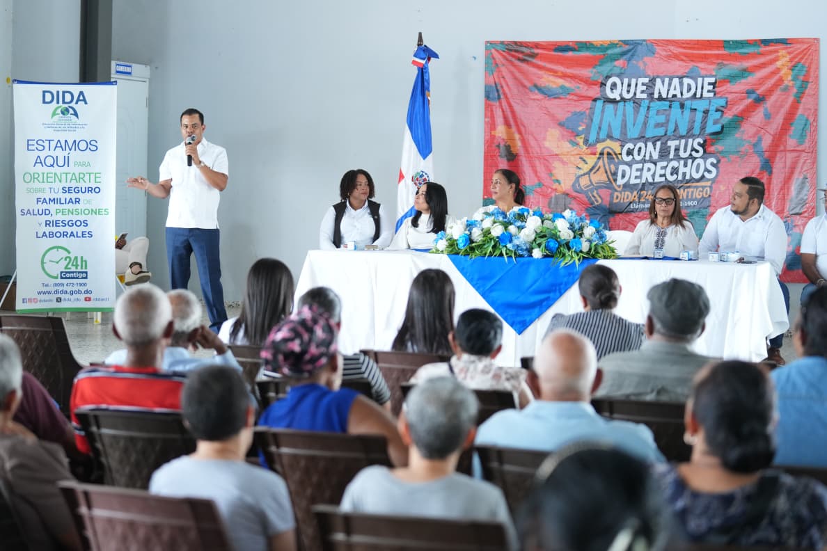 Director de la DIDA orienta a decenas de ciudadanos sobre sus derechos en salud, pensiones y riesgos laborales durante operativo en San Francisco de Macorís, bajo el lema "Que nadie invente con tus derechos"