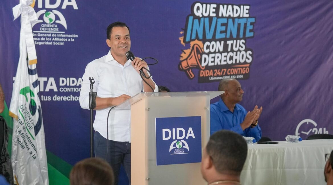 Director de la DIDA se dirige a los asistentes desde el podio durante la Ruta DIDA Contigo en Villa Altagracia, con el lema "Que nadie invente con tus derechos"