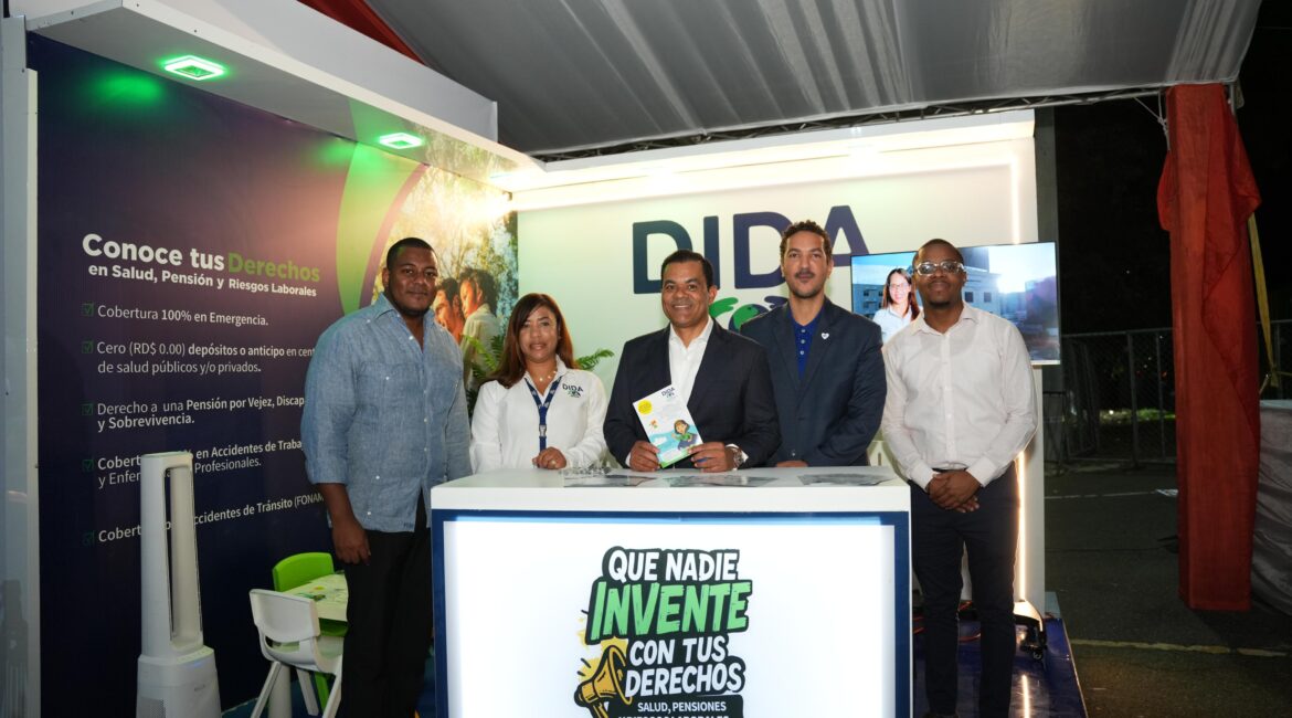 Director de la DIDA y colaboradores posan en el stand institucional de la DIDA en la Expo Cibao, con la campaña "Que nadie invente con tus derechos"