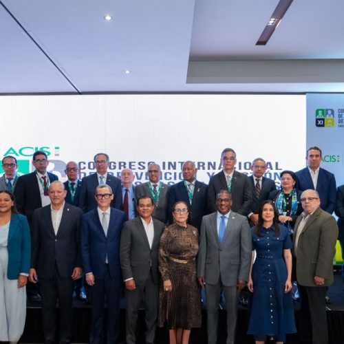 Funcionarios posando en un podio para la apertura del XI Congreso Internacional de Prevención y Gestión de Riesgos Laborales