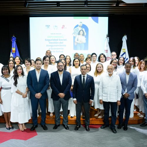 Autoridades de la DIDA e INTEC junto a los graduados del Diplomado en Seguridad Social, Gestión del Aseguramiento y Economía de la Salud durante el acto de clausura