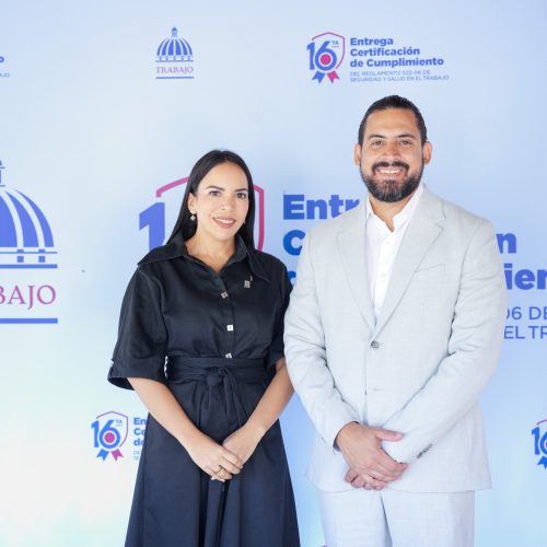 Representantes de la DIDA posan durante el acto de la 16.ª Entrega de Certificación de Cumplimiento del Reglamento de Seguridad y Salud en el Trabajo del Ministerio de Trabajo.