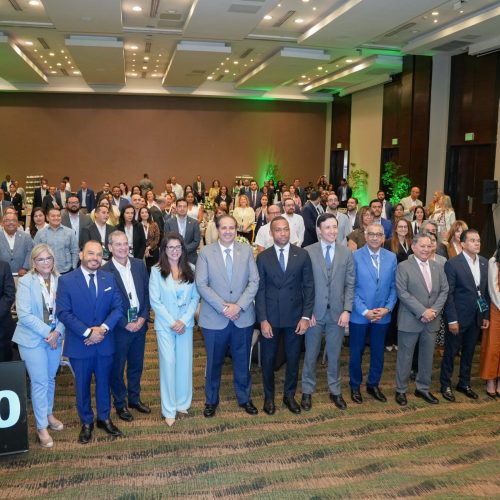 Director de la DIDA posa junto a delegados internacionales durante el FEDEFARMA Annual Summit 2026