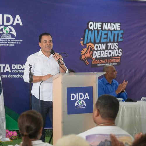 Director de la DIDA se dirige a los asistentes desde el podio durante la Ruta DIDA Contigo en Villa Altagracia, con el lema "Que nadie invente con tus derechos"