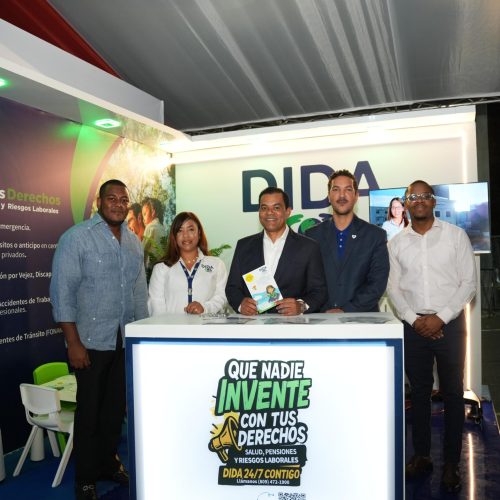 Director de la DIDA y colaboradores posan en el stand institucional de la DIDA en la Expo Cibao, con la campaña "Que nadie invente con tus derechos"